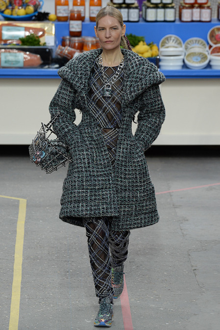 CHANEL FALL WI '14 COLLECTION GROCERY STORE PRESENTATION