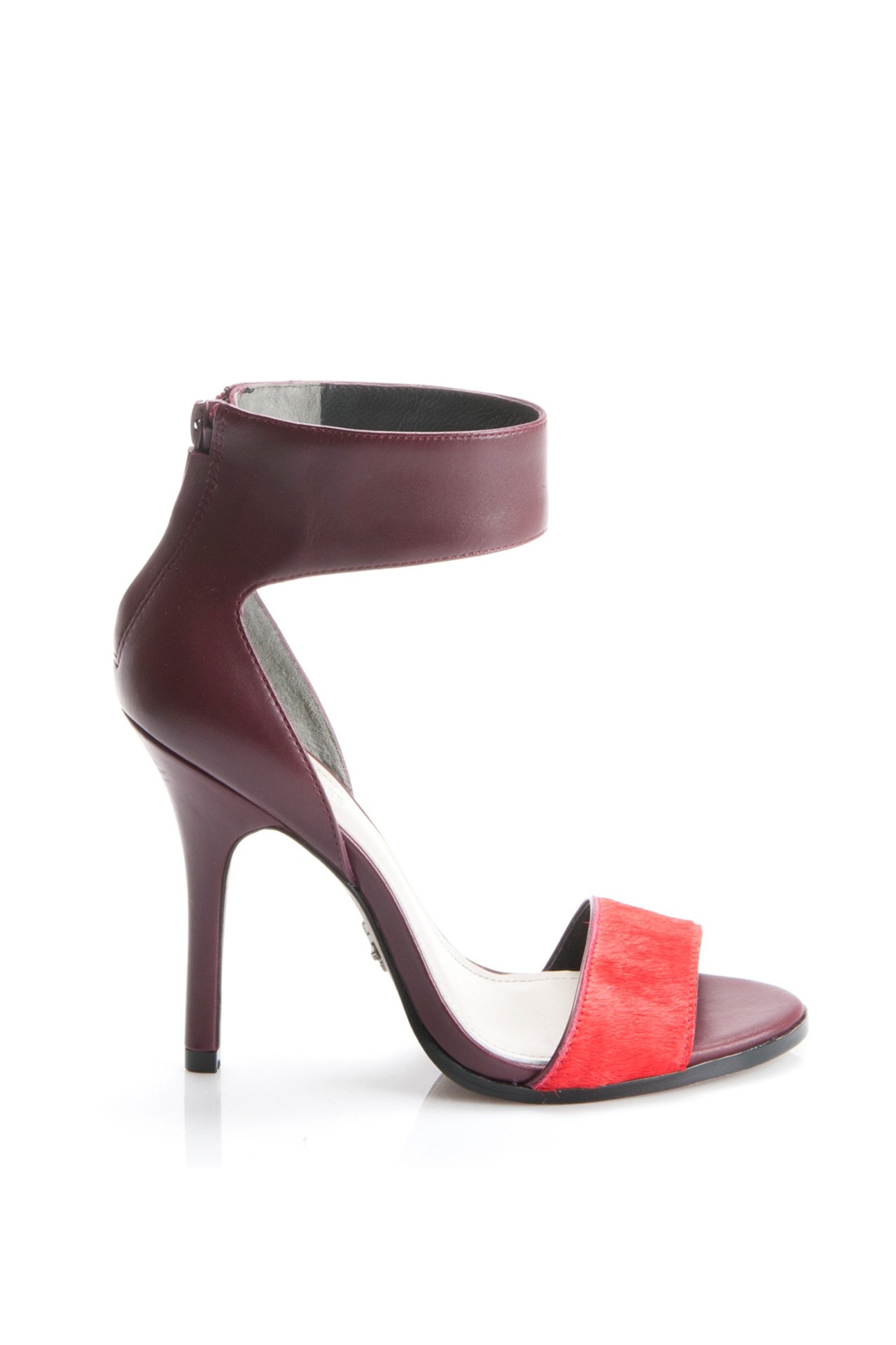 Cameron-Diaz-5-Vogue-9Sept14-pr_b