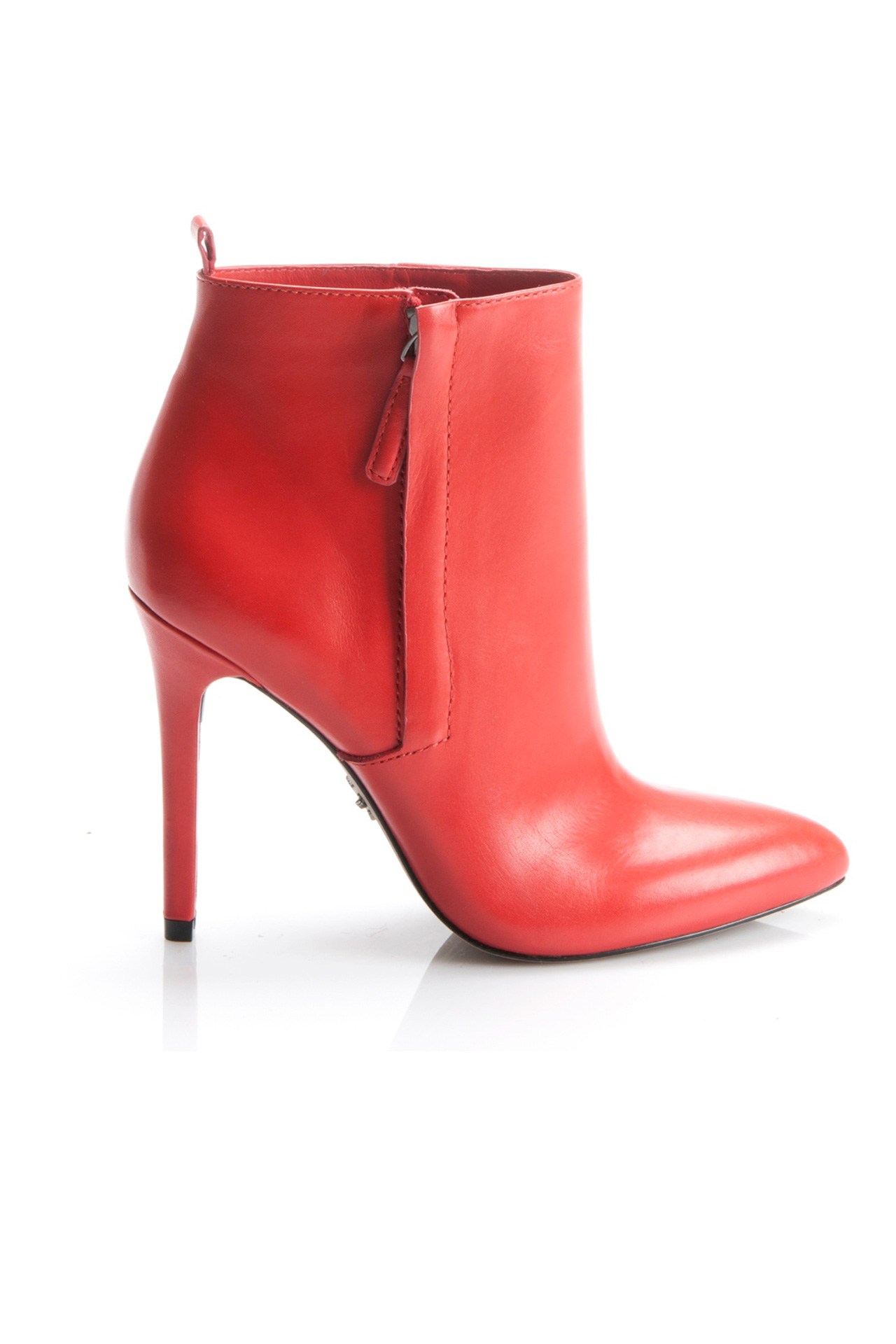 Cameron-Diaz-6-Vogue-9Sept14-pr_b