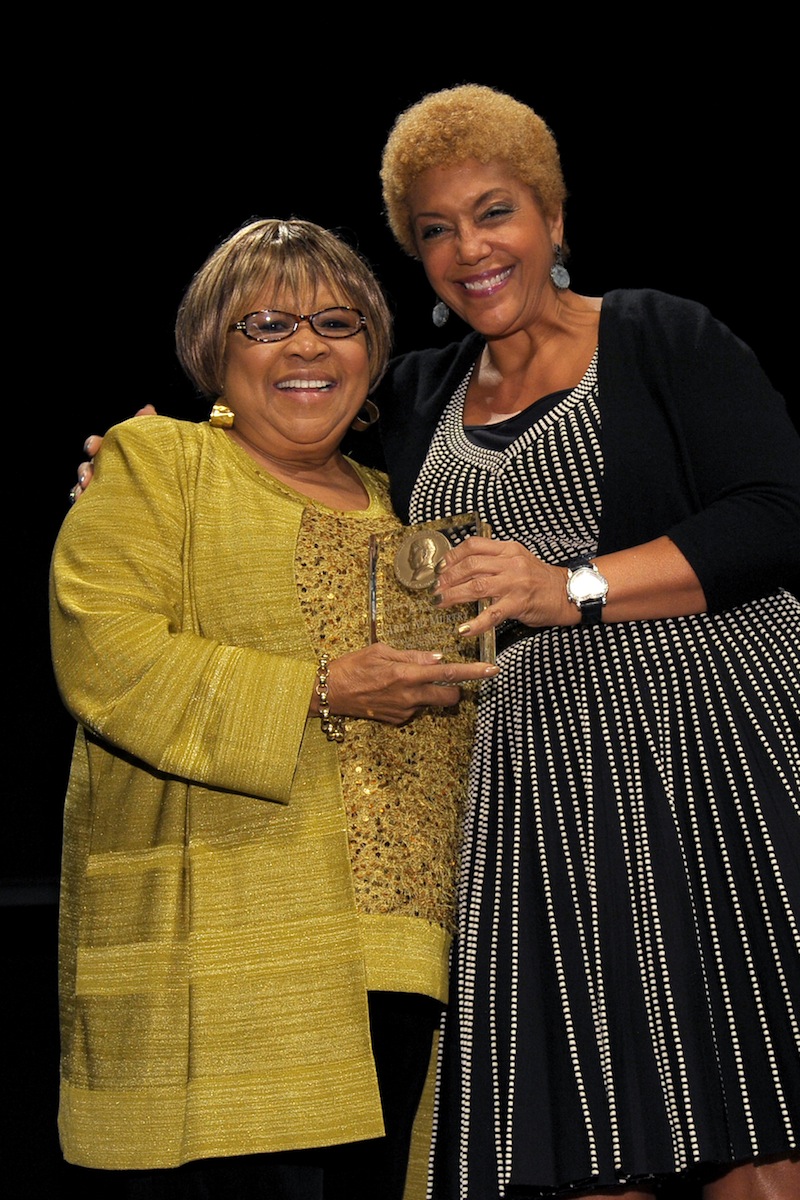 Mavis Staples recieves her award from Linda Johnson Rice