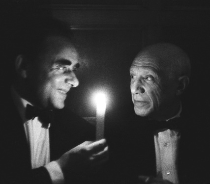 Festival de Cannes 1956 : au "Brummel", la lueur des chandelles découvre les visages de Pablo PICASSO et Henri-Georges CLOUZOT. "Le Mystère Picasso" de Henri-Georges Clouzot a reçu le Prix spécial du jury.